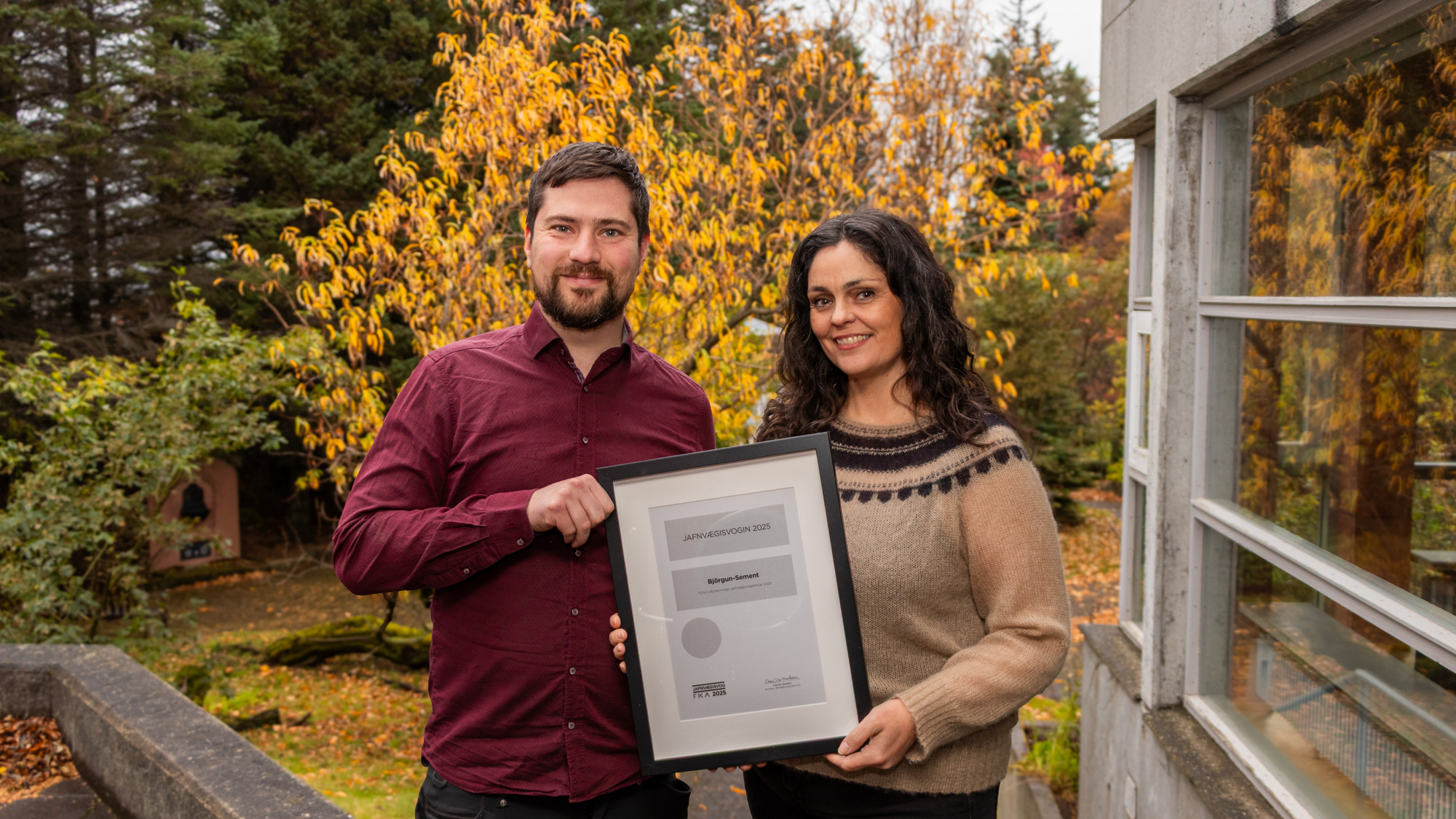 Ari Elíasson og Anna Bára Teitsdóttir með Jafnvægisvogina 2025.